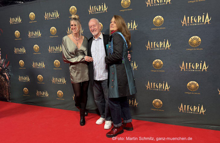Schauspieler Sepp Schauer mit seiner Frau Corinna Binzer und Tochter Miriam (li.) bei der Alegria Premiere des Cirque du Soleil am 05.02.2026 (&copy;Foto: Martin Schmitz) 